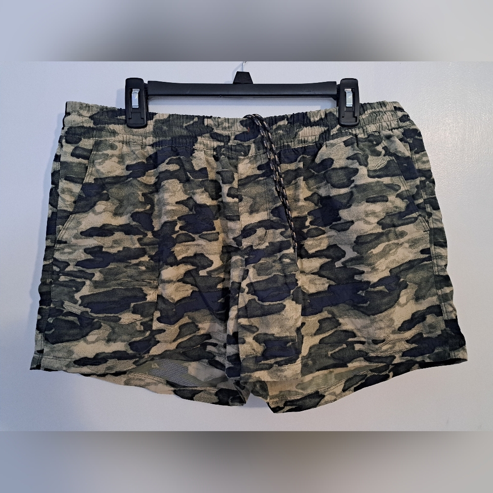Womens Columbia Back cast shorts 4" size xl